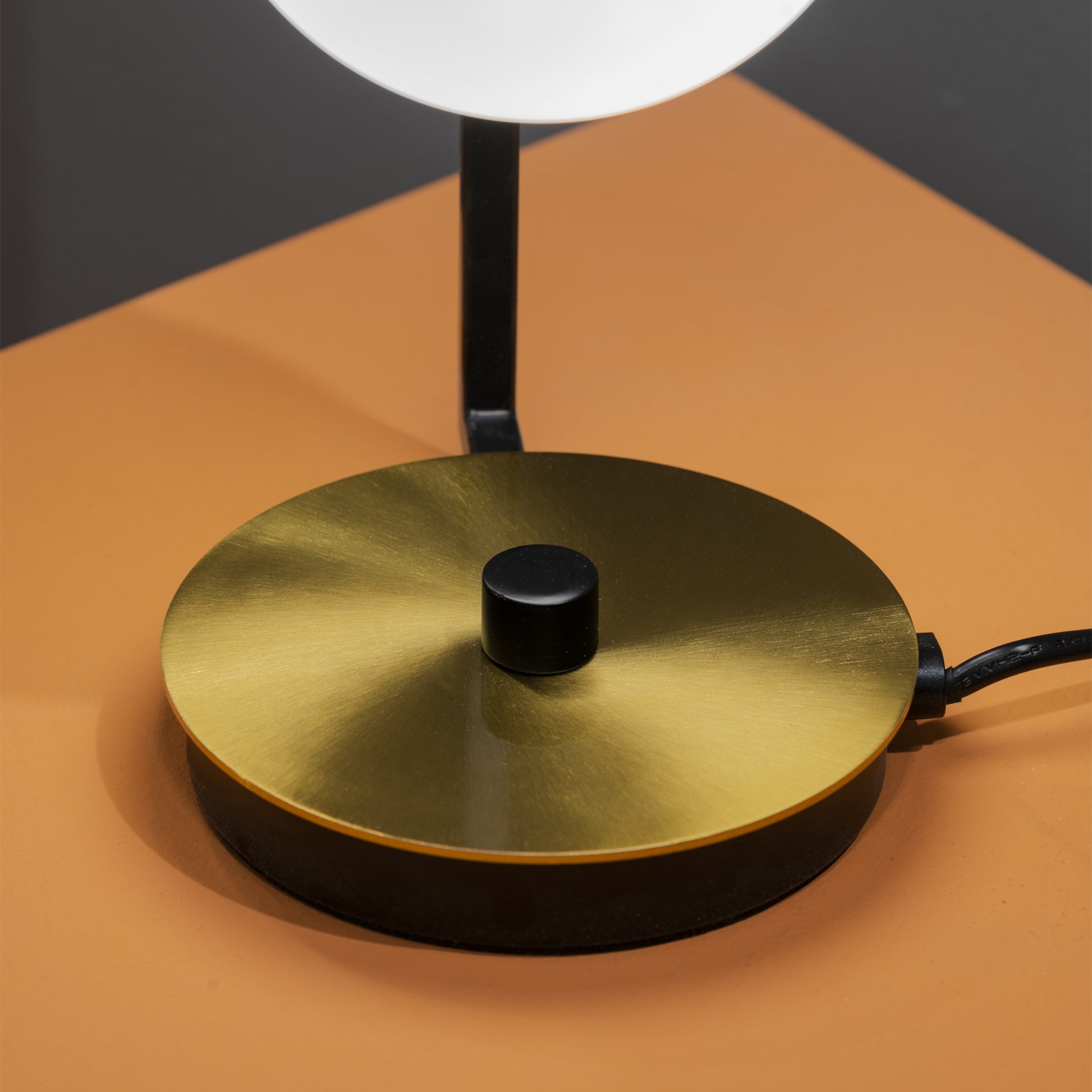 Lampada da tavolo Birds ideal lux è un abat jour iconica