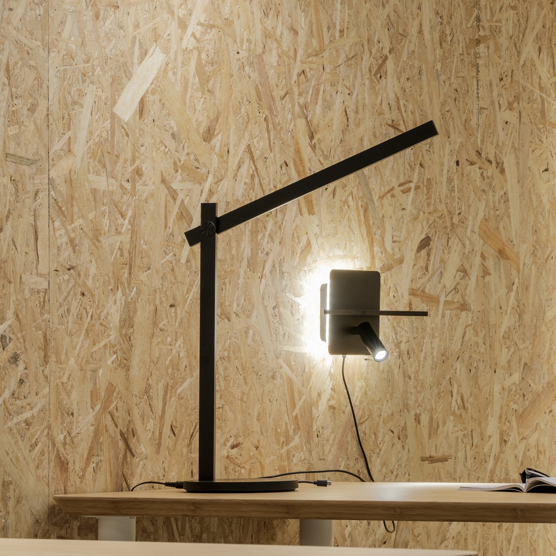 Lampada da tavolo Pivot ideal lux è una abat jour